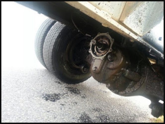 arenagempak.com - Padah Pandu Rapat Belakang Lori, Batang Besi Terpelanting Tembus Dalam Kereta