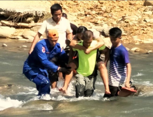 arenagempak.com - Ibu Baru Bersalin Terpaksa Meredah Sungai, Berjalan Kaki 5km Untuk Dapatkan Rawatan Di Klinik