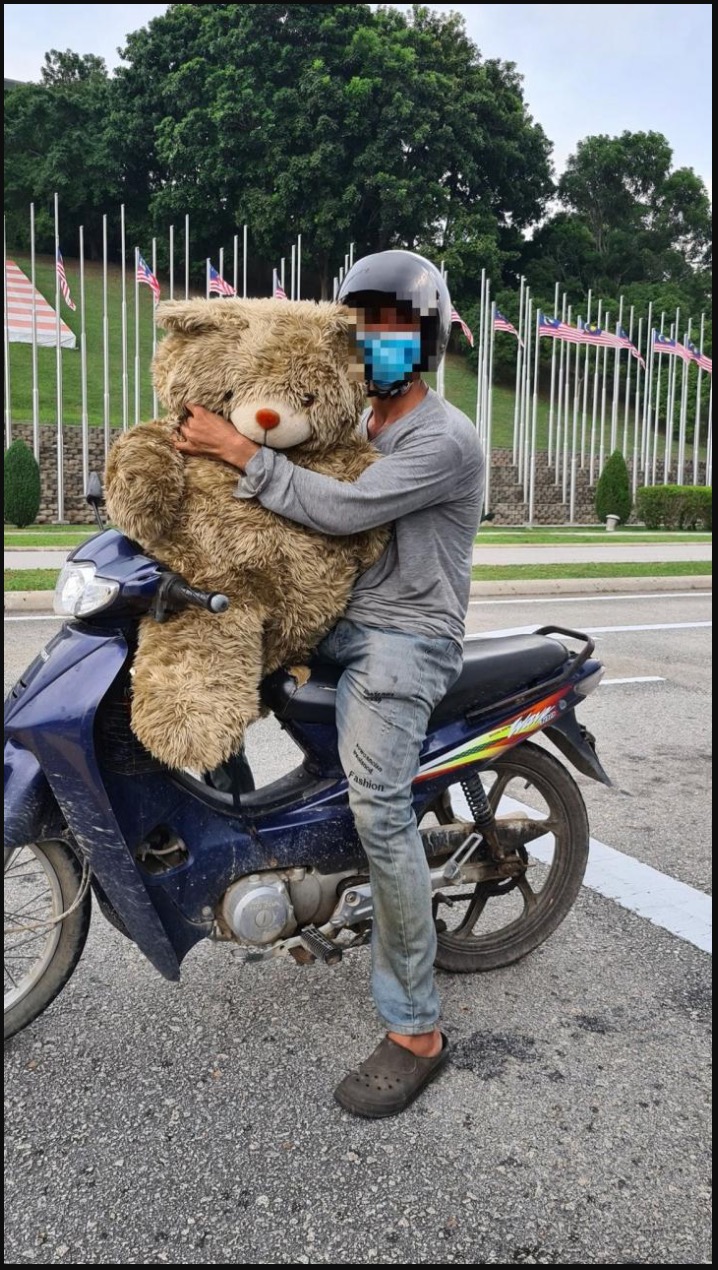 arenagempak.com - Terserempak Lelaki Naik Motosikal Bawa Teddy Bear Besar, Bila Ditanya, Kata-katanya Betul-betul Menusuk Sanubari