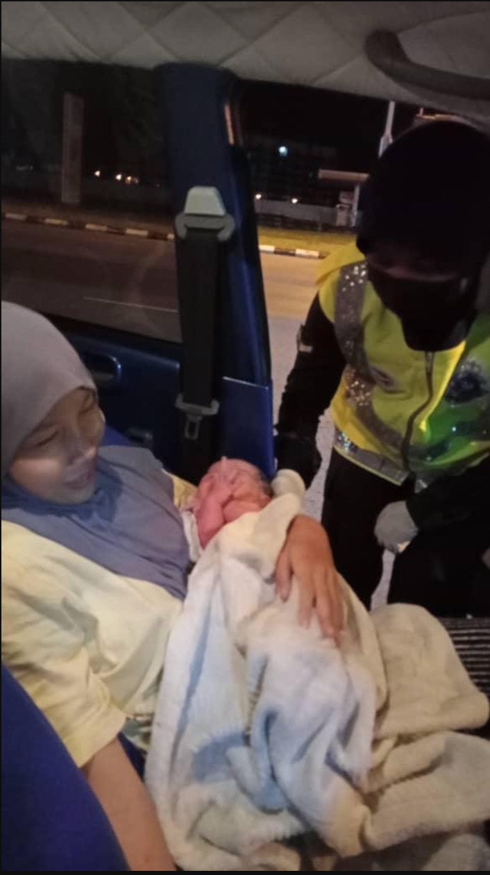 Polis Bertugas Di Sekatan Jalan Raya Didatangi Lelaki Panik Minta Bantuan, Dua Polis Jadi Bidan Terjun, Sambut Kelahiran Bayi Perempuan