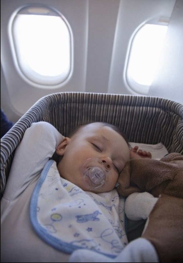 Penumpang Wanita Dalam Pesawat Menjerit Menyedari Bayinya Tertinggal Di Airport, Tindakan Pilot Sangat Terpuji