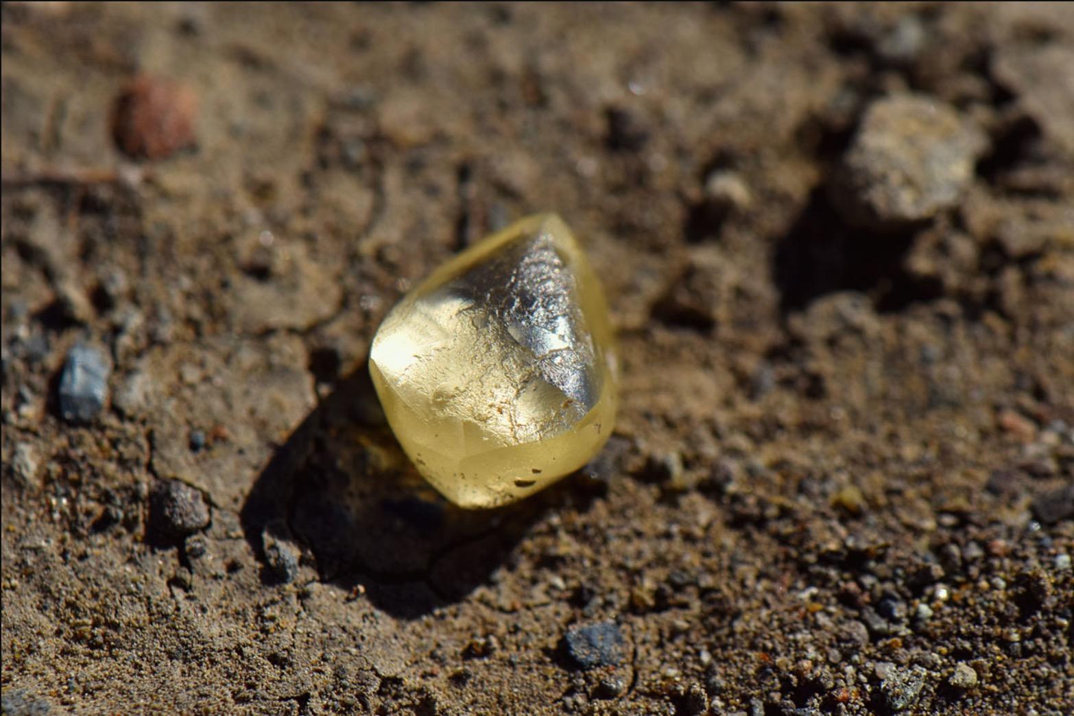Nilai Mencecah RM125K, Wanita Menemui Berlian Kuning Ketika Mendaki