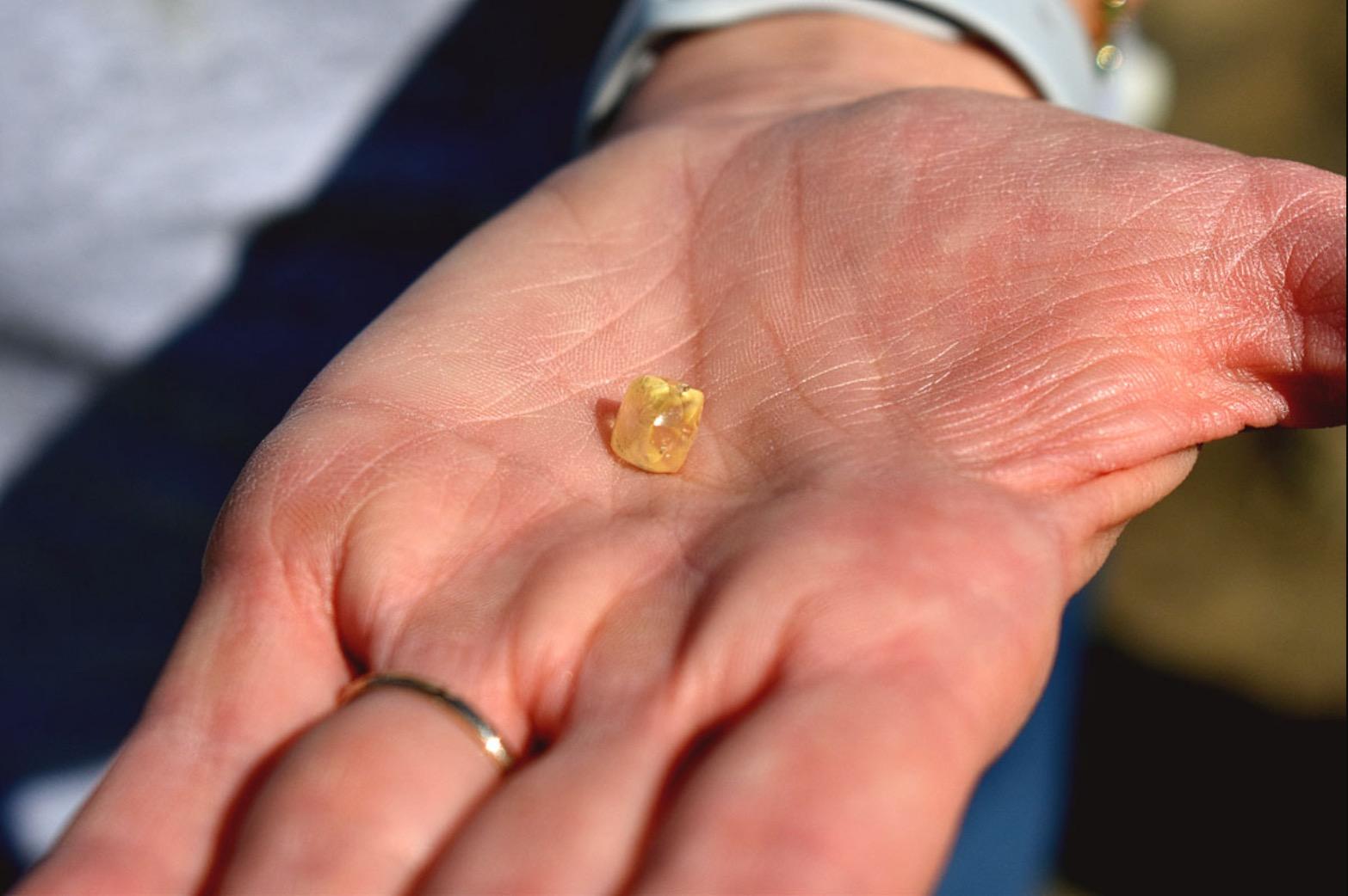 Nilai Mencecah RM125K, Wanita Menemui Berlian Kuning Ketika Mendaki