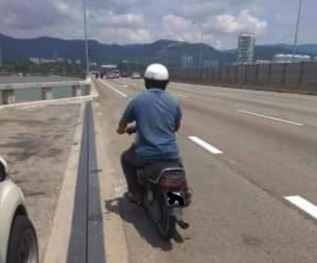 Tayar Motor Pancit Ketika Cari Kerja, Bapa Terpaksa Tolak Motosikal Sejauh 10km Sambil Anak Duduk Depan - arenagempak.com