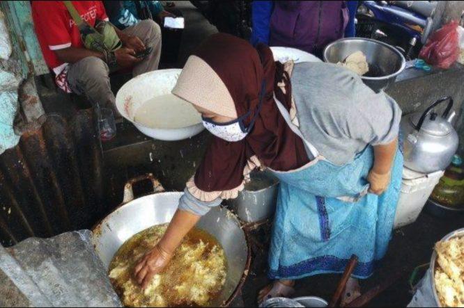 Tidak Perlukan Senduk, Peniaga Wanita Cuma Guna Tangan Celup Minyak Panas Ketika Menggoreng 