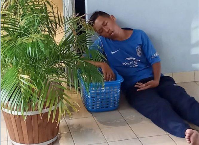 Remaja Tertidur Keletihan Menunggu Pelanggan Beli Kacang, Dalam Bakulnya Masih Penuh Lagi