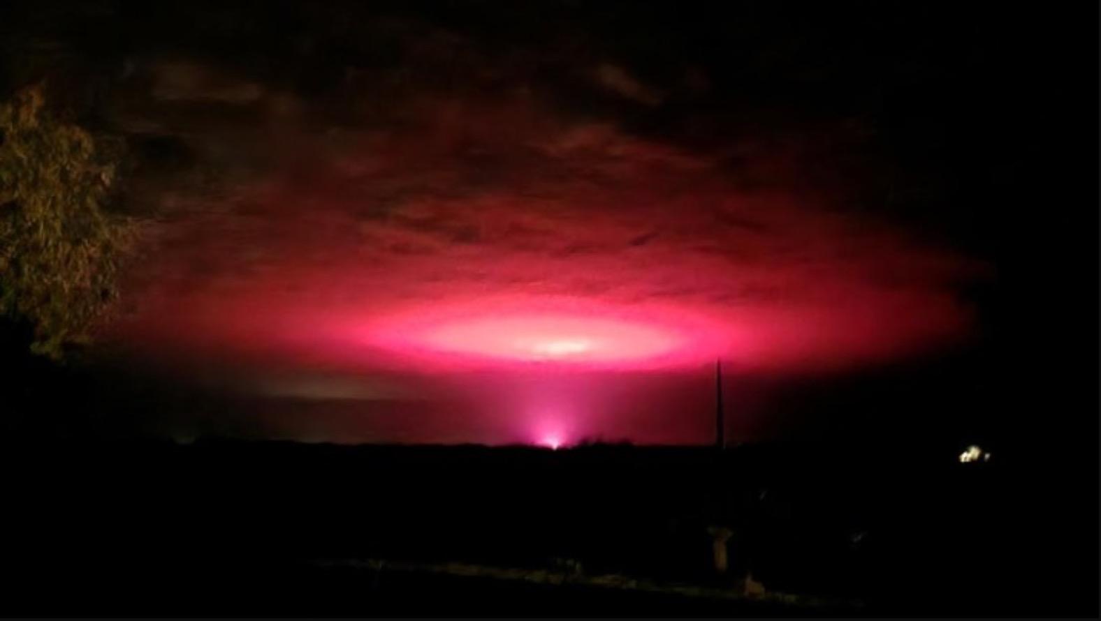 Penduduk Bingung Menyaksikan Fenomena Aneh Langit Merah Jambu Membentuk Formasi Bulat 