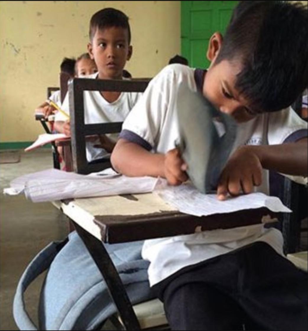 Keluarga Miskin Tiada Wang, Murid Terpaksa Jadikan Selipar Sebagai Pemadam Di Sekolah
