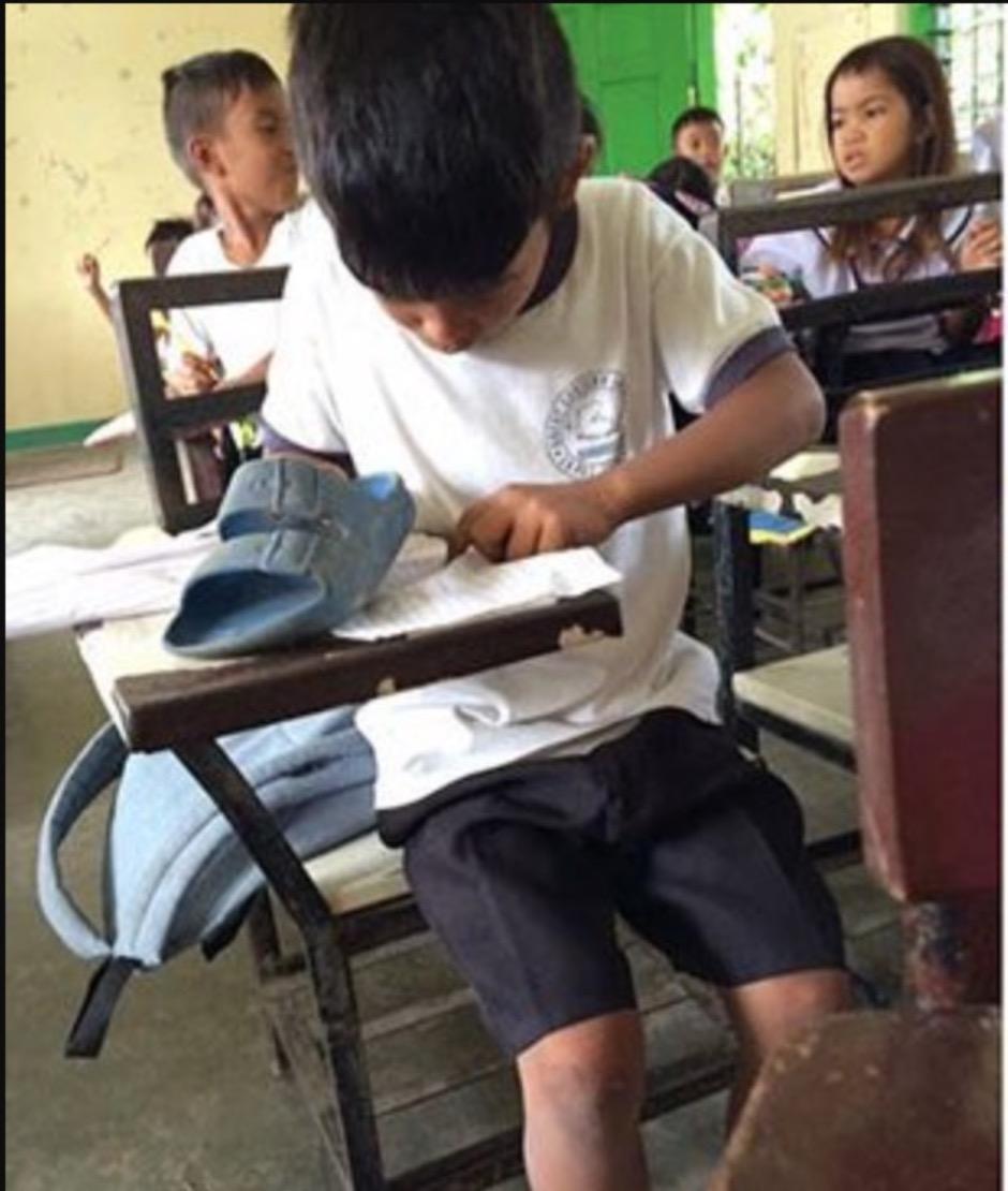 Keluarga Miskin Tiada Wang, Murid Terpaksa Jadikan Selipar Sebagai Pemadam Di Sekolah