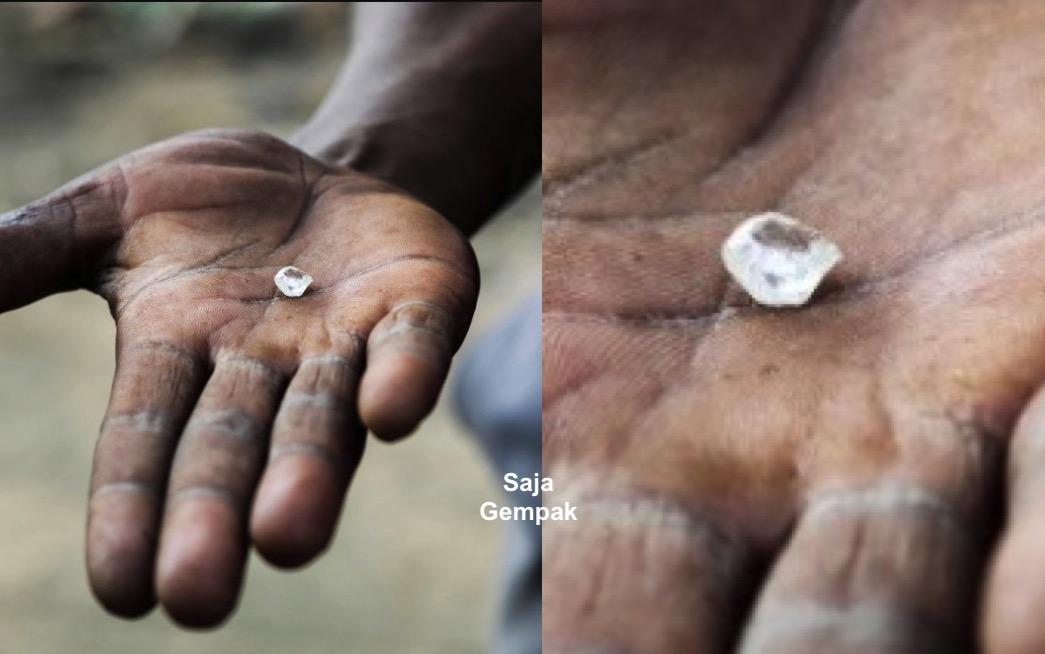 Petani Menemui Batu Berlian Bernilai Lebih RM320,000 Ketika Menggali Tanah Disewanya