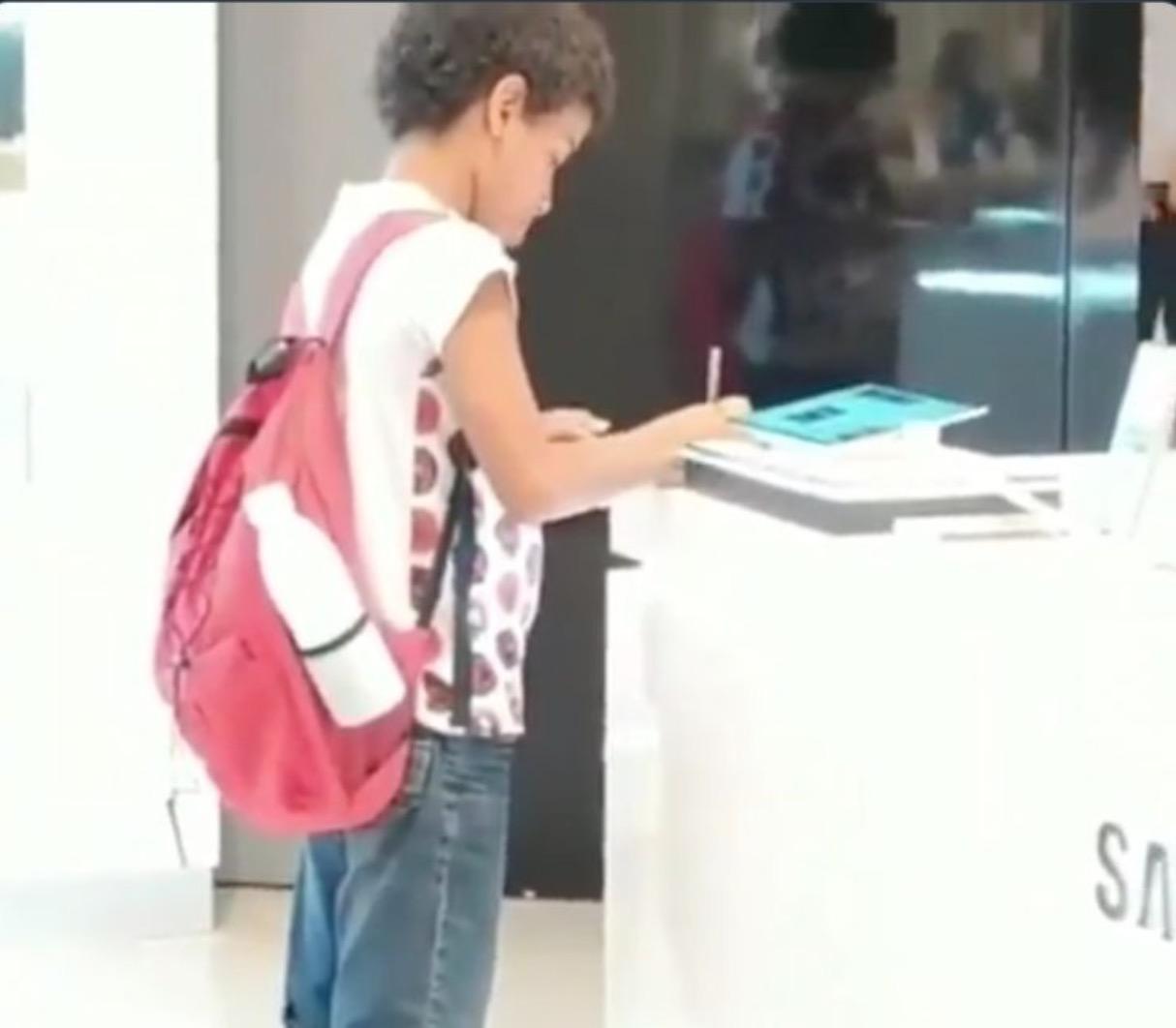 Budak 10 Tahun Pergi Ke Kedai Elektronik Setiap Hari Untuk ‘Pinjam’ Display Tablet Untuk Membuat Kerja Sekolah