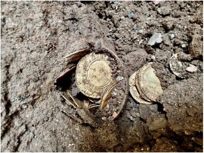 Disangka Kabel Bawah Lantai Dapur, Suami Isteri Terkejut Menemui Syiling Emas Berusia 400 Tahun Bernilai RM1.3 JUTA