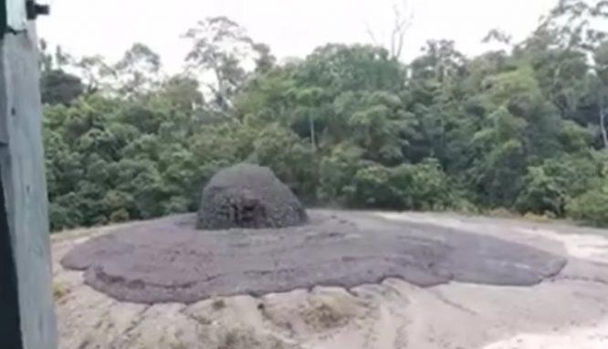 Penduduk Dikejutkan Dengan Fenomena Gunung Berapi Lumpur Meletus Di Lahad Datu