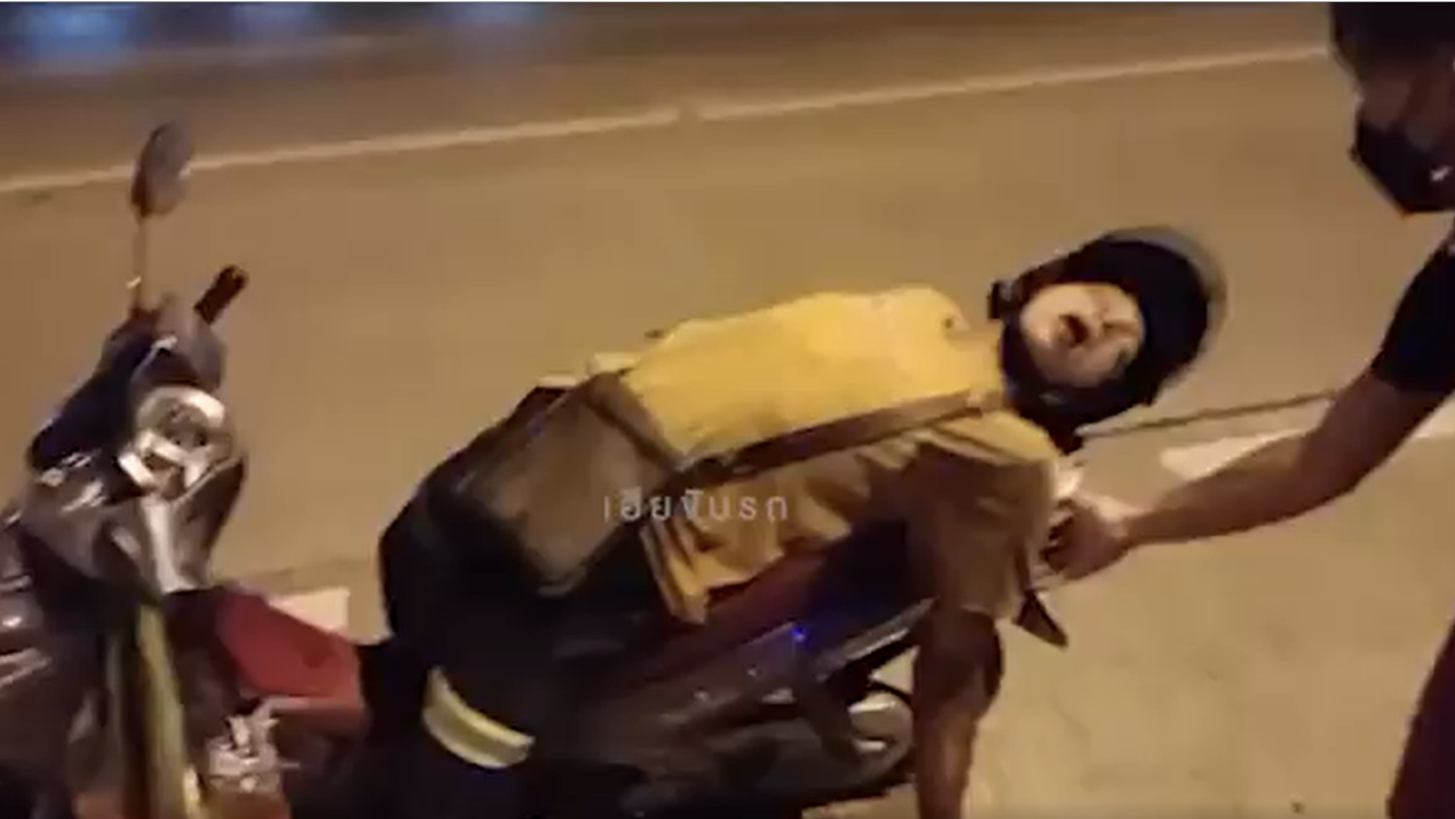 Mulut Ternganga Luas, Lelaki Dijumpai Dalam Keadaan Pelik, Terbaring Melintang Atas Motor Di Tengah Jalan
